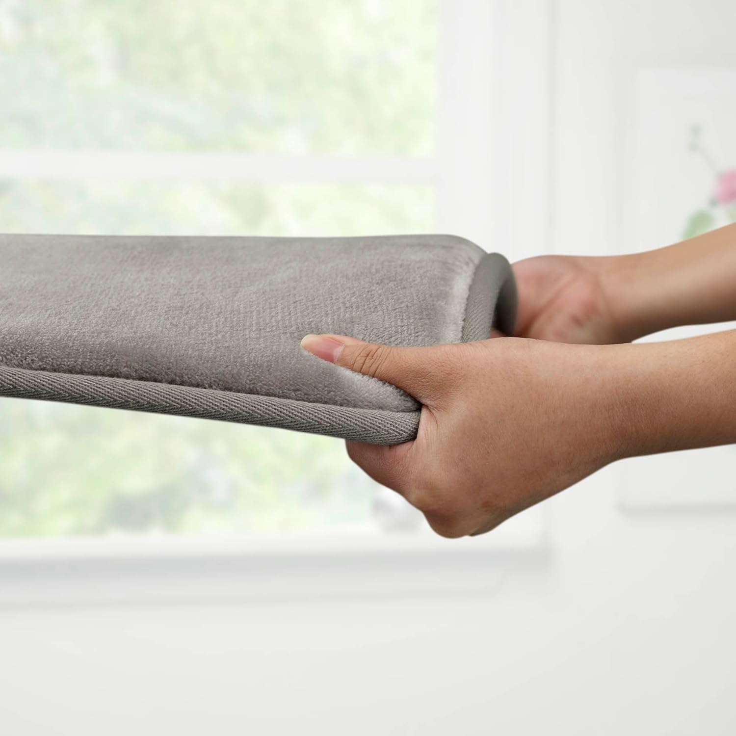 Genteele Memory Foam Bath Mat Non Slip Absorbent Super Cozy Velvet Bathroom Rug Carpet (20 inches X 32 inches, Grey)